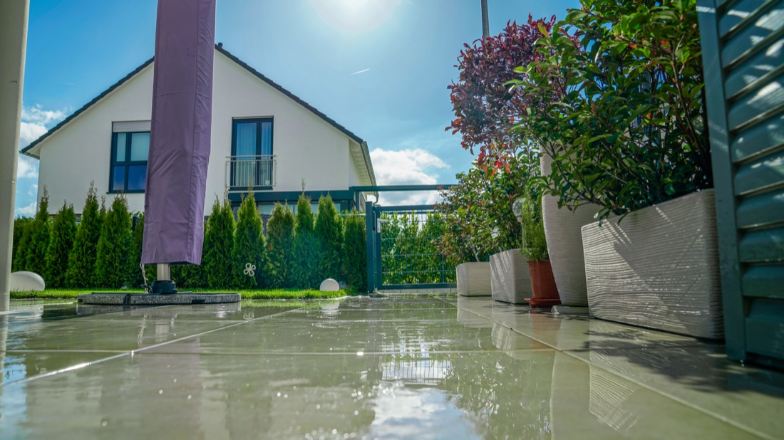 Terrasse in Benningen mit Pflanzkübeln und Blick auf das Haus