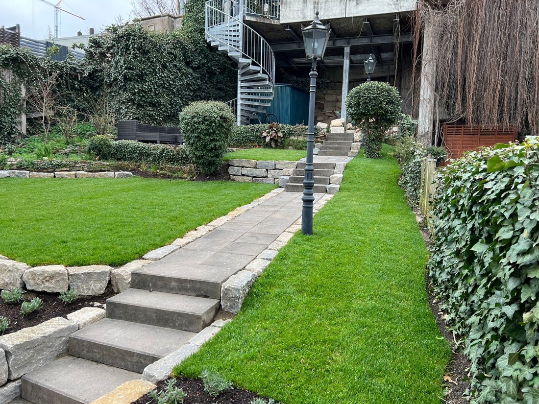 Hanggarten am Killesberg: Treppe aus Blockstufen, Plattenweg mit Natursteinbord, Trockenmauern und Rasen auf zwei Ebenen