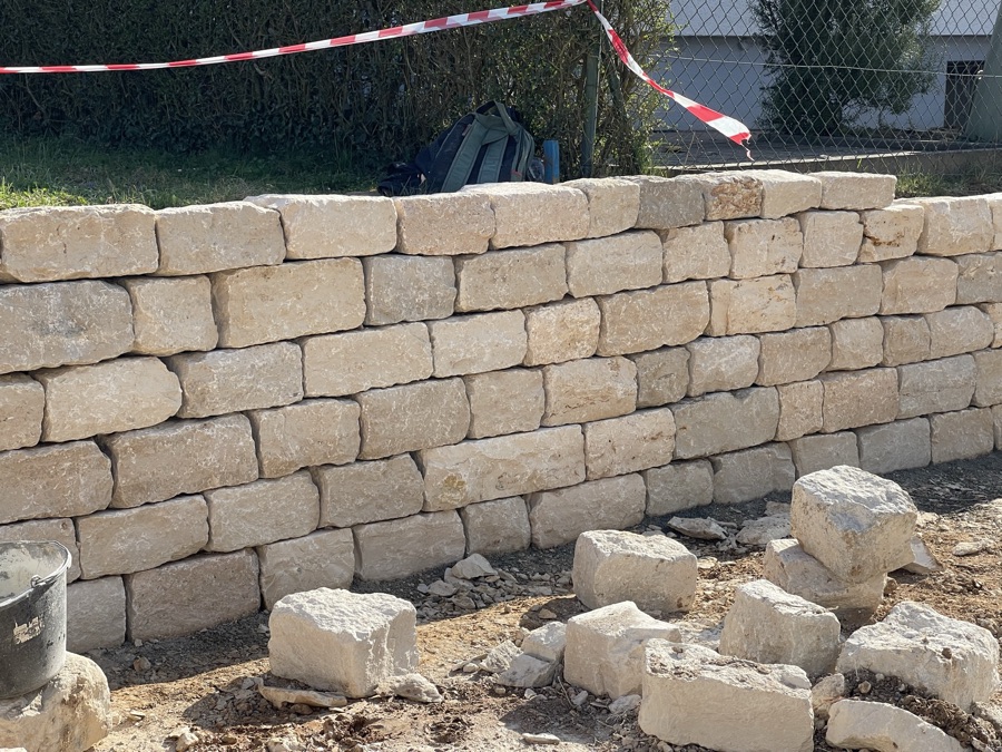 Erdmannhausen: Trockenmauer aus Naturstein