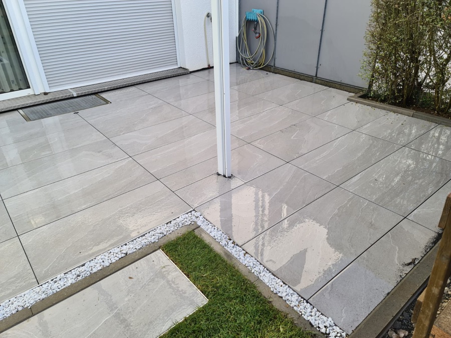 Stuttgart-Zuffenhausen: Terrasse aus Feinsteinzeug, Stahlkanten, Rollrasen