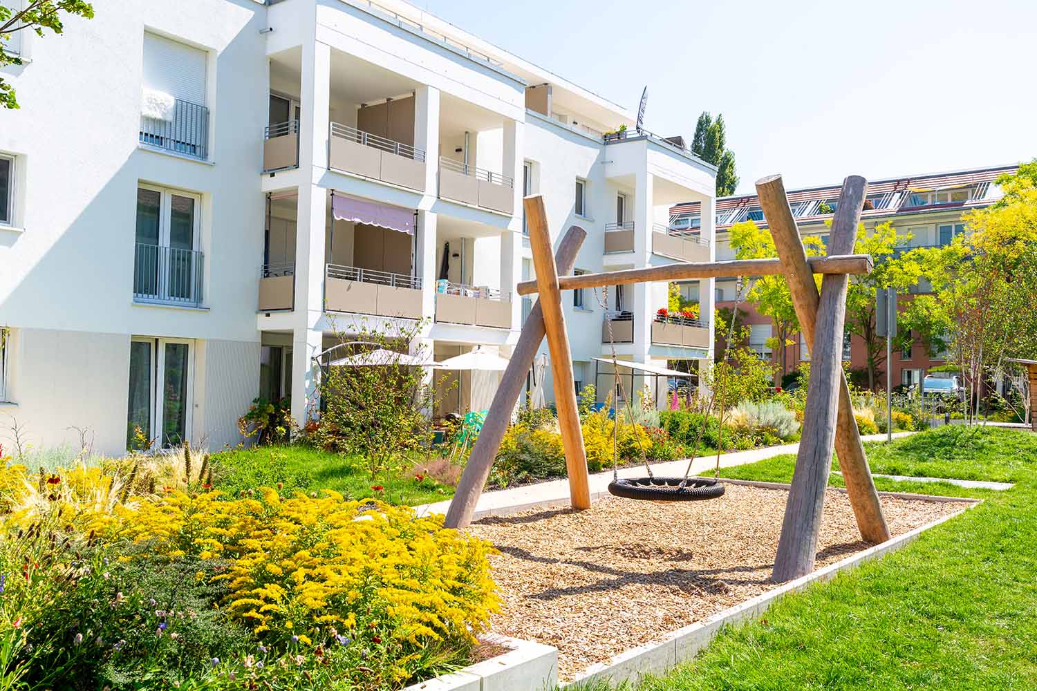 Pflasterarbeiten und Carport mit Dachbegrünung – Außenanlage Ludwigsburg