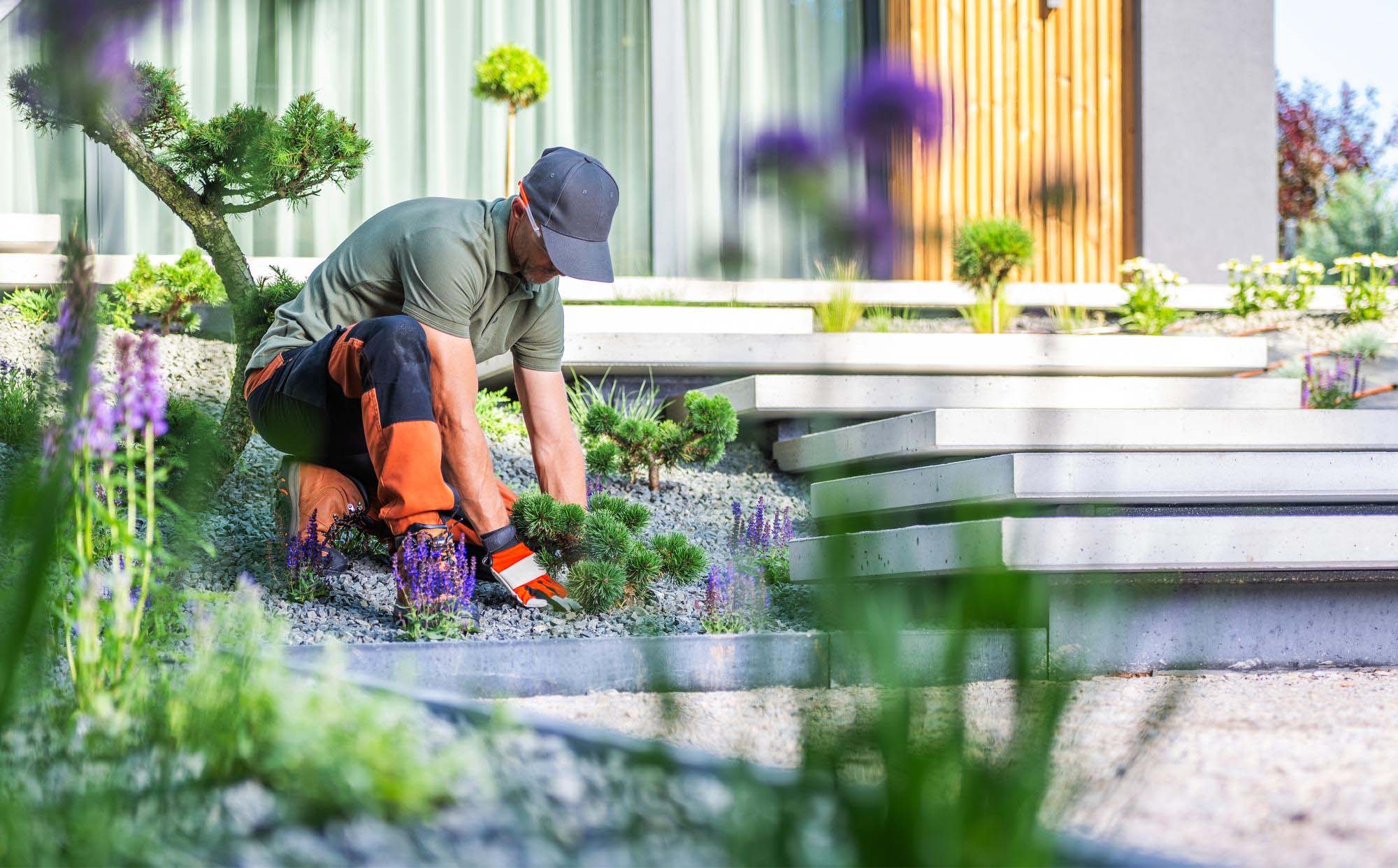Landschaftsgärtner aus dem Rems-Murr-Kreis bei der Bepflanzung einer Gartenanlage