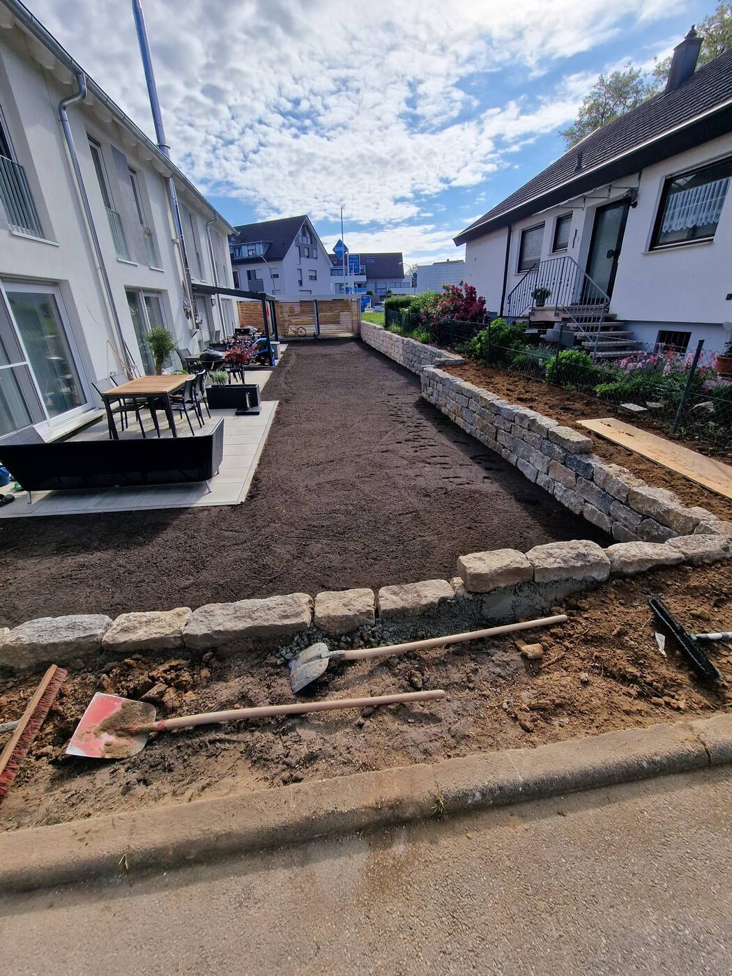Gartenneuanlage während der Arbeiten: Erdplanum und Natursteinmauer