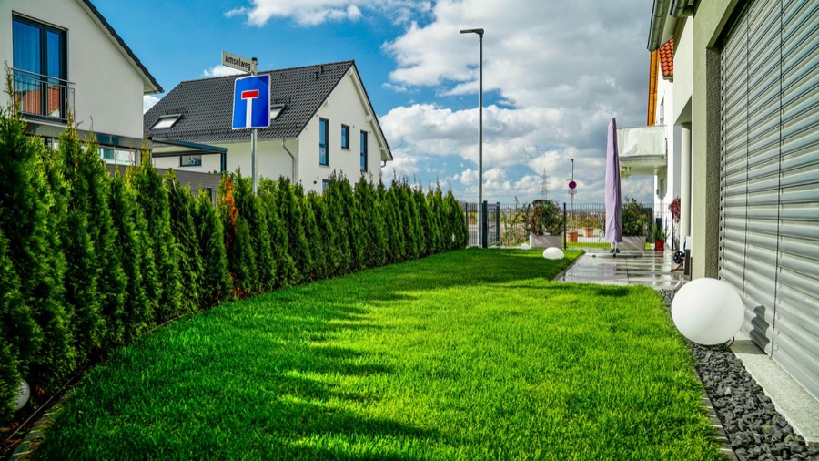 Benningen: Terrasse, Zaun, Rasen und Beleuchtung